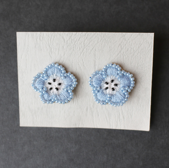ネモフィラ/ビーズ刺繍イヤリング イヤリング・ノンホールピアス jiuto