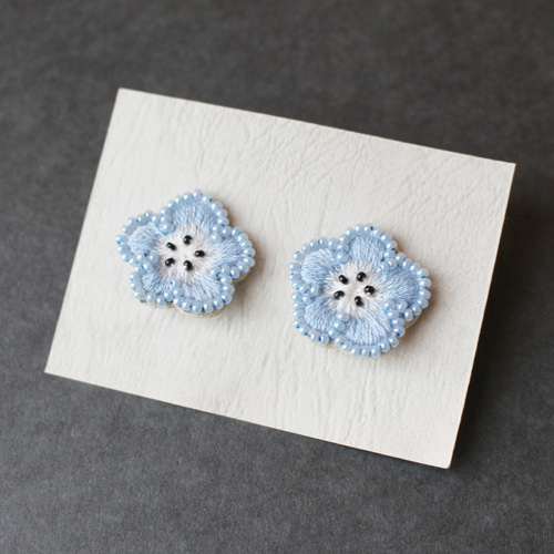 ネモフィラ/ビーズ刺繍イヤリング イヤリング・ノンホールピアス jiuto