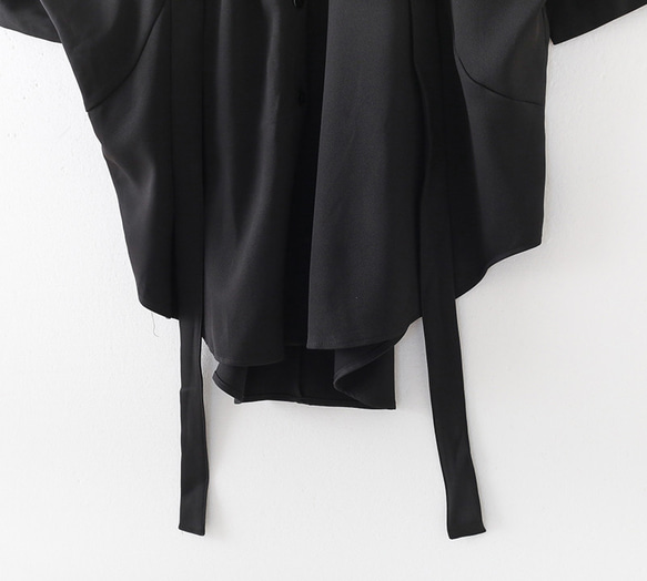 ベルトでウエストマークができる、ゆったりドルマンスリーブシャツ ブラック 12枚目の画像