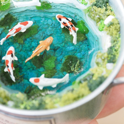 【ジオラマアート】ちいさな森の青い泉　ミニチュア　涼　透明感　水　レジン　縁起物　錦鯉nishikigoi プレゼント 2枚目の画像
