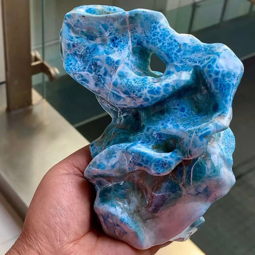 883.7g 天然無処理 ラリマー 置物(原石）※鑑賞台付き(木造) その他置物