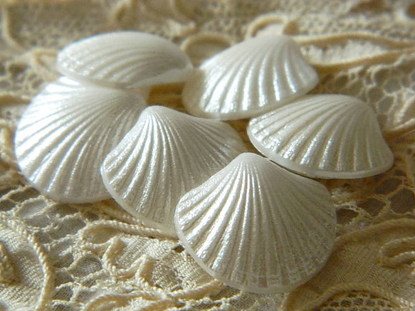 ♡ホワイトパールの貝のボタン2個　 2枚目の画像