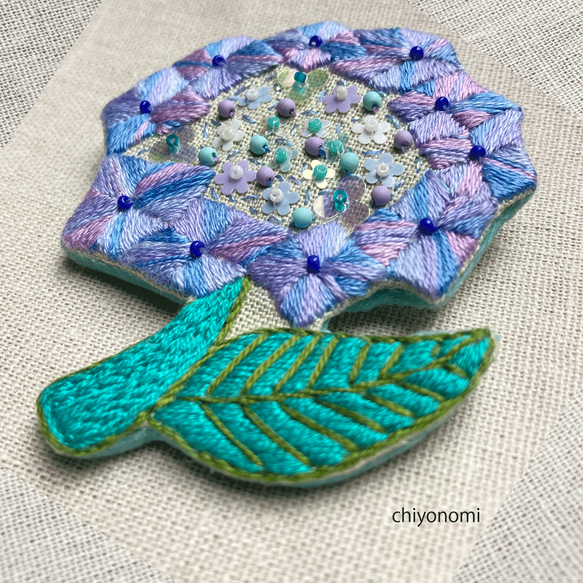 紫陽花の刺繍ブローチ 3枚目の画像