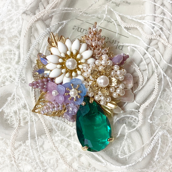 美しい孔雀のようなエメラルドグリーン厚めサテンビーズ刺繍