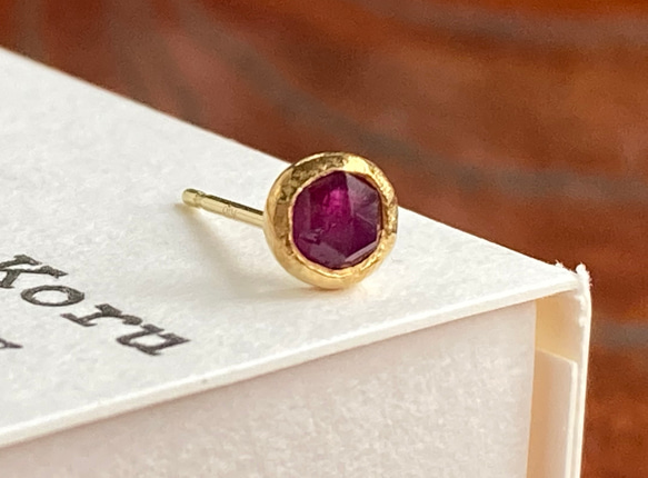 訳あり片耳分１コ限定◇ローズカット天然ルビー 4ｍｍスタッドピアス◇K24 Pure Gold+Natural Ruby 7枚目の画像