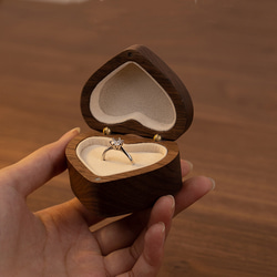 『彫刻名入れ無料』チェリー＆ウオルナットウッド　ハート形の木製指輪入れ 指輪ケース リングケース 3枚目の画像