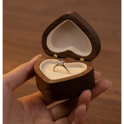 『彫刻名入れ無料』チェリー＆ウオルナットウッド　ハート形の木製指輪入れ 指輪ケース リングケース 7枚目の画像