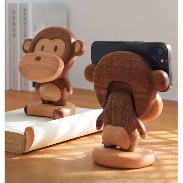 可愛い猿のデザイン　木製スマホスタンド 　チェリー＆ウオルナットウッド 6枚目の画像