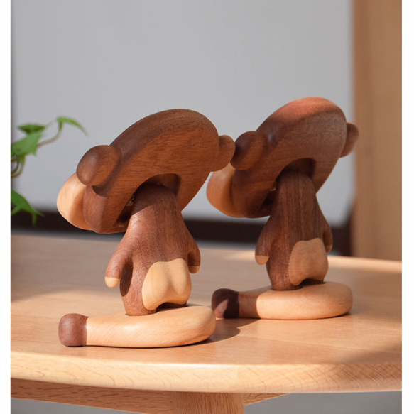 可愛い猿のデザイン　木製スマホスタンド 　チェリー＆ウオルナットウッド 4枚目の画像