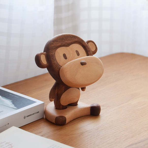 可愛い猿のデザイン　木製スマホスタンド 　チェリー＆ウオルナットウッド 12枚目の画像