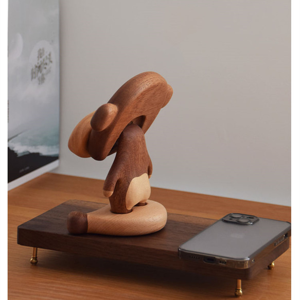 可愛い猿のデザイン　木製スマホスタンド 　チェリー＆ウオルナットウッド 2枚目の画像