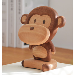 可愛い猿のデザイン　木製スマホスタンド 　チェリー＆ウオルナットウッド 5枚目の画像