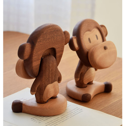 可愛い猿のデザイン　木製スマホスタンド 　チェリー＆ウオルナットウッド 10枚目の画像