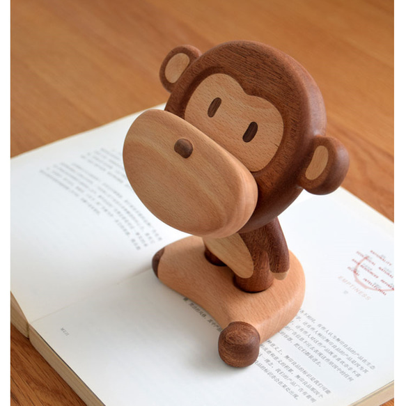 可愛い猿のデザイン　木製スマホスタンド 　チェリー＆ウオルナットウッド 8枚目の画像