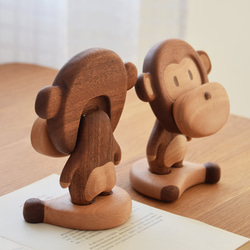 可愛い猿のデザイン　木製スマホスタンド 　チェリー＆ウオルナットウッド 13枚目の画像