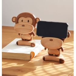 可愛い猿のデザイン　木製スマホスタンド 　チェリー＆ウオルナットウッド 1枚目の画像