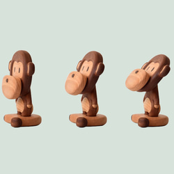 可愛い猿のデザイン　木製スマホスタンド 　チェリー＆ウオルナットウッド 7枚目の画像