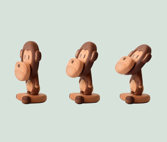 可愛い猿のデザイン　木製スマホスタンド 　チェリー＆ウオルナットウッド 7枚目の画像