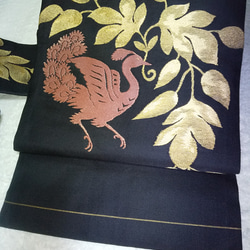 オシャレ黒の名古屋帯 ゴールドリーフと孔雀の刺繍  ☆ 4枚目の画像
