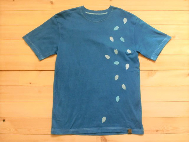 藍染めTシャツ　桜　花びら模様　花吹雪　型染め　Mサイズ　日本製