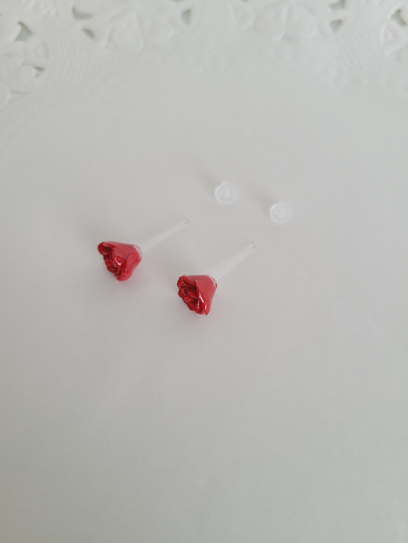 小さい ミニ 薔薇 ピアス(赤/樹脂粘土)医療用樹脂 3枚目の画像
