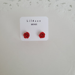 小さい ミニ 薔薇 ピアス(赤/樹脂粘土)医療用樹脂 2枚目の画像