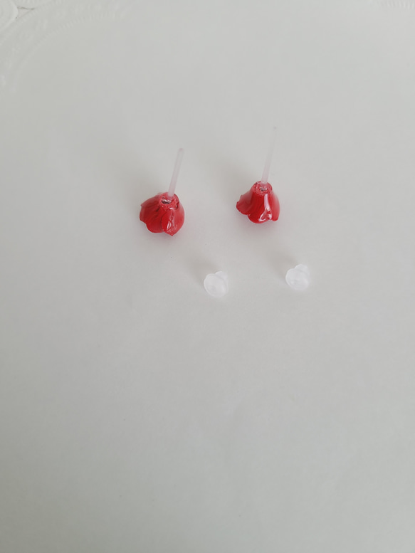 小さい ミニ 薔薇 ピアス(赤/樹脂粘土)医療用樹脂 4枚目の画像