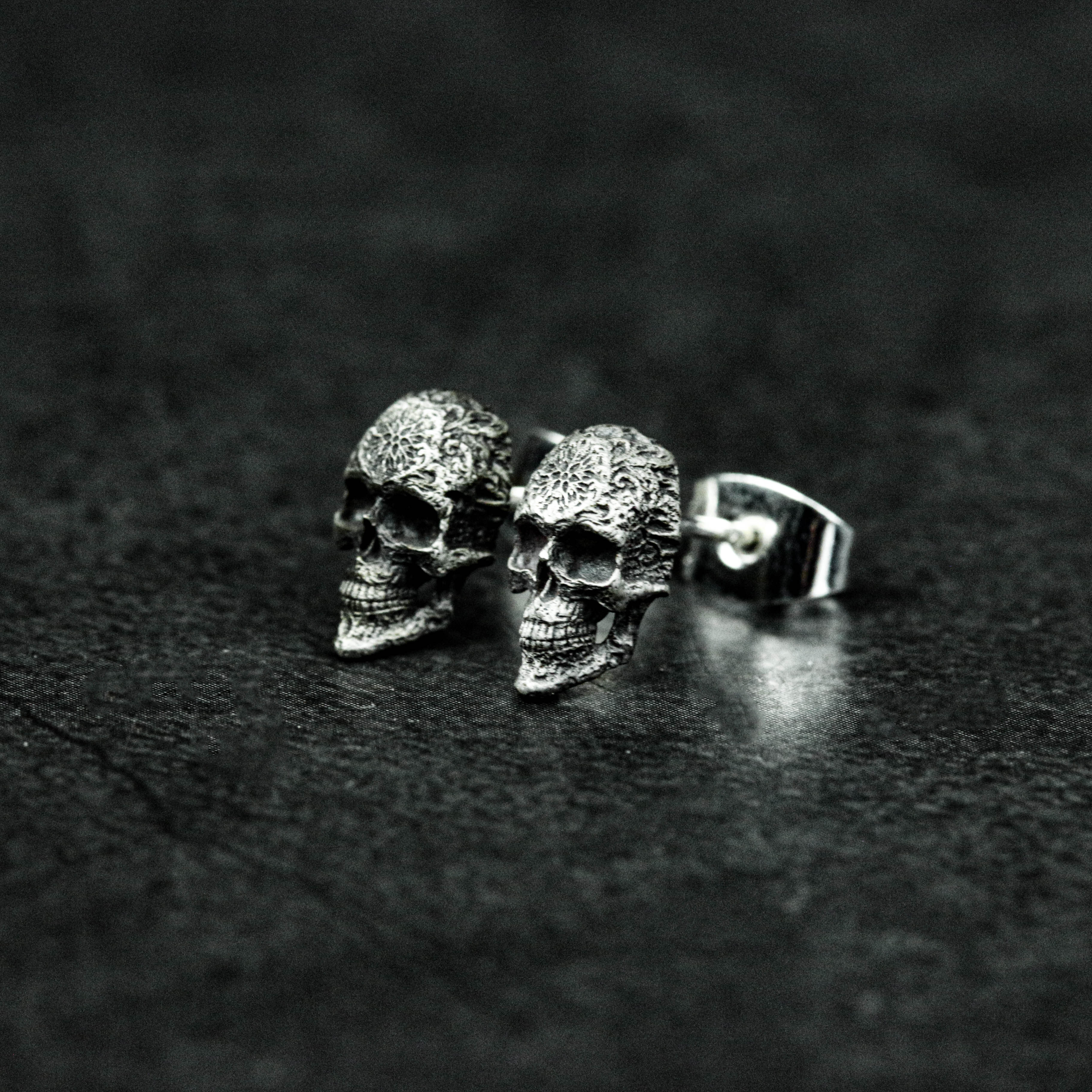 草花スカル イヤリング、スカル イヤリング、スカル シルバー イヤリング、スカル ジュエリー、彼へのギフト - 職人技