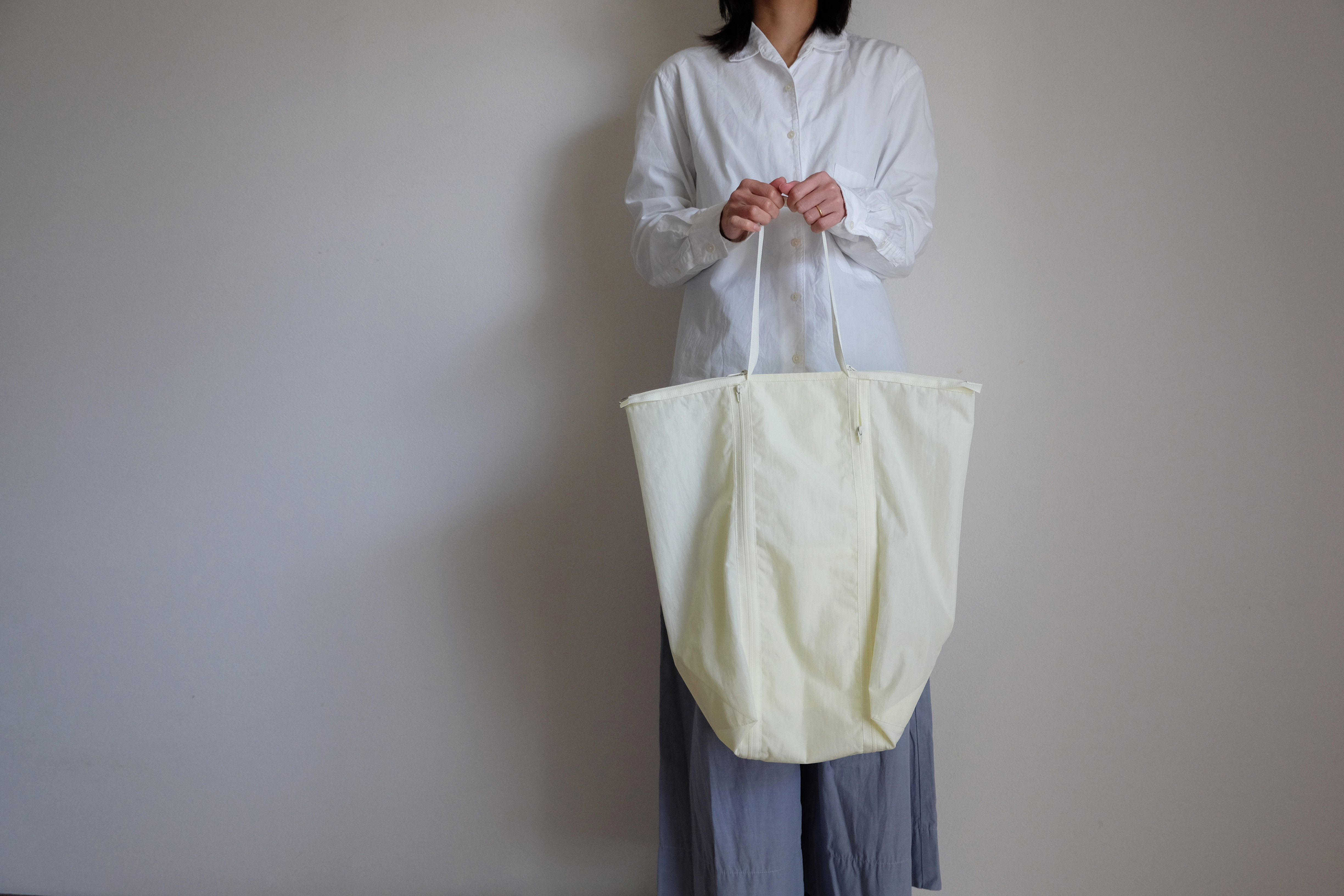 軽量/撥水ナイロンオックス/肩掛けマチ付きバッグA4対応・大容量ジップポケットジップトート/クリームイエロー