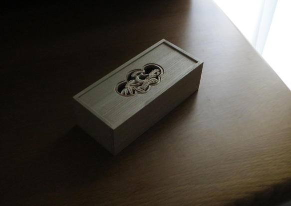 松竹梅を木彫刻した小物入れ　大阪欄間　桐箪笥　伝統工芸　桐箱　木彫刻　指物 4枚目の画像