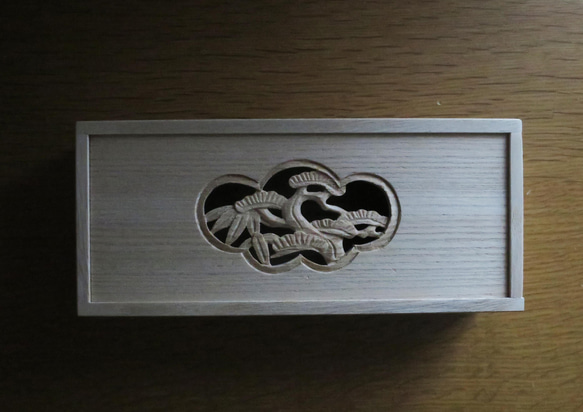 松竹梅を木彫刻した小物入れ　大阪欄間　桐箪笥　伝統工芸　桐箱　木彫刻　指物 3枚目の画像