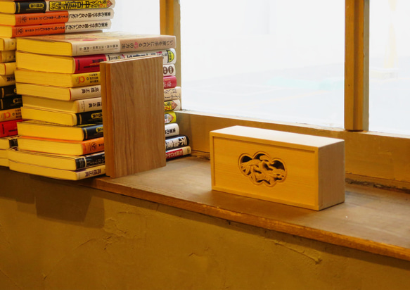 松竹梅を木彫刻した小物入れ　大阪欄間　桐箪笥　伝統工芸　桐箱　木彫刻　指物 5枚目の画像