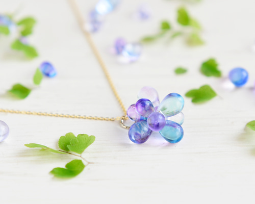 シルバー色orゴールド色【 ネックレス 】雨上がりの紫陽花 ( 青〜紫色