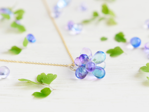 シルバー色orゴールド色【 ネックレス 】雨上がりの紫陽花 ( 青〜紫色
