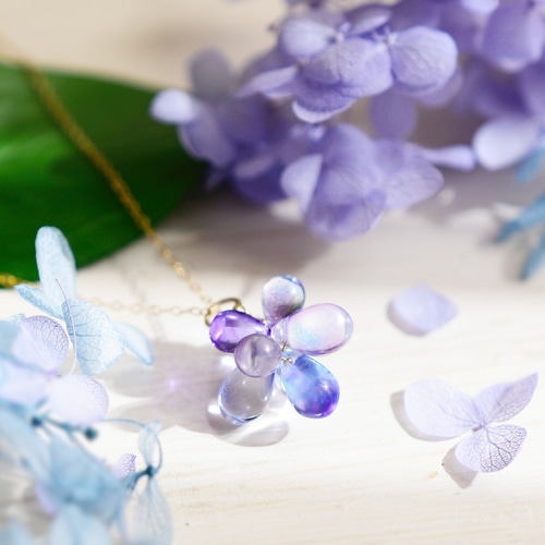 シルバー色orゴールド色【 ネックレス 】雨上がりの紫陽花 ( 青〜紫色