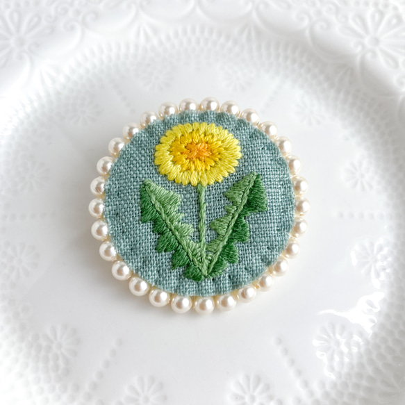 たんぽぽの手刺繍ブローチパール飾り 3枚目の画像