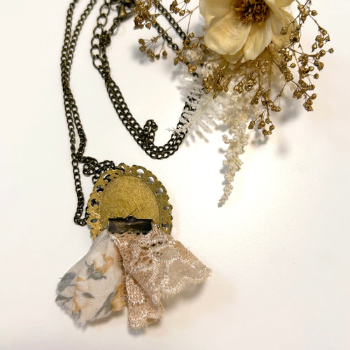 ナチュラル アンティーク風はぎれレースネックレス（ベージュ