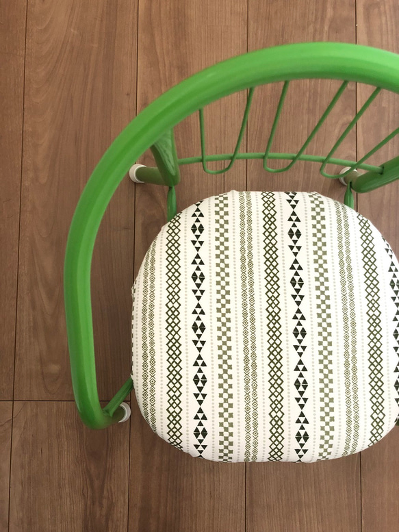 出産祝い　ハーフバースデー　誕生日祝い　名入れ　豆イス　　　　　オーダー豆椅子『幾何学グリーン』 1枚目の画像