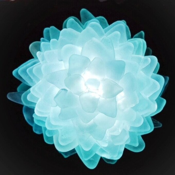 【オーダー】シーグラスのお花のランプシェード ブルーグラデーション  雪精（せっせい）クリスマスラッピング対応【海灯花】 4枚目の画像