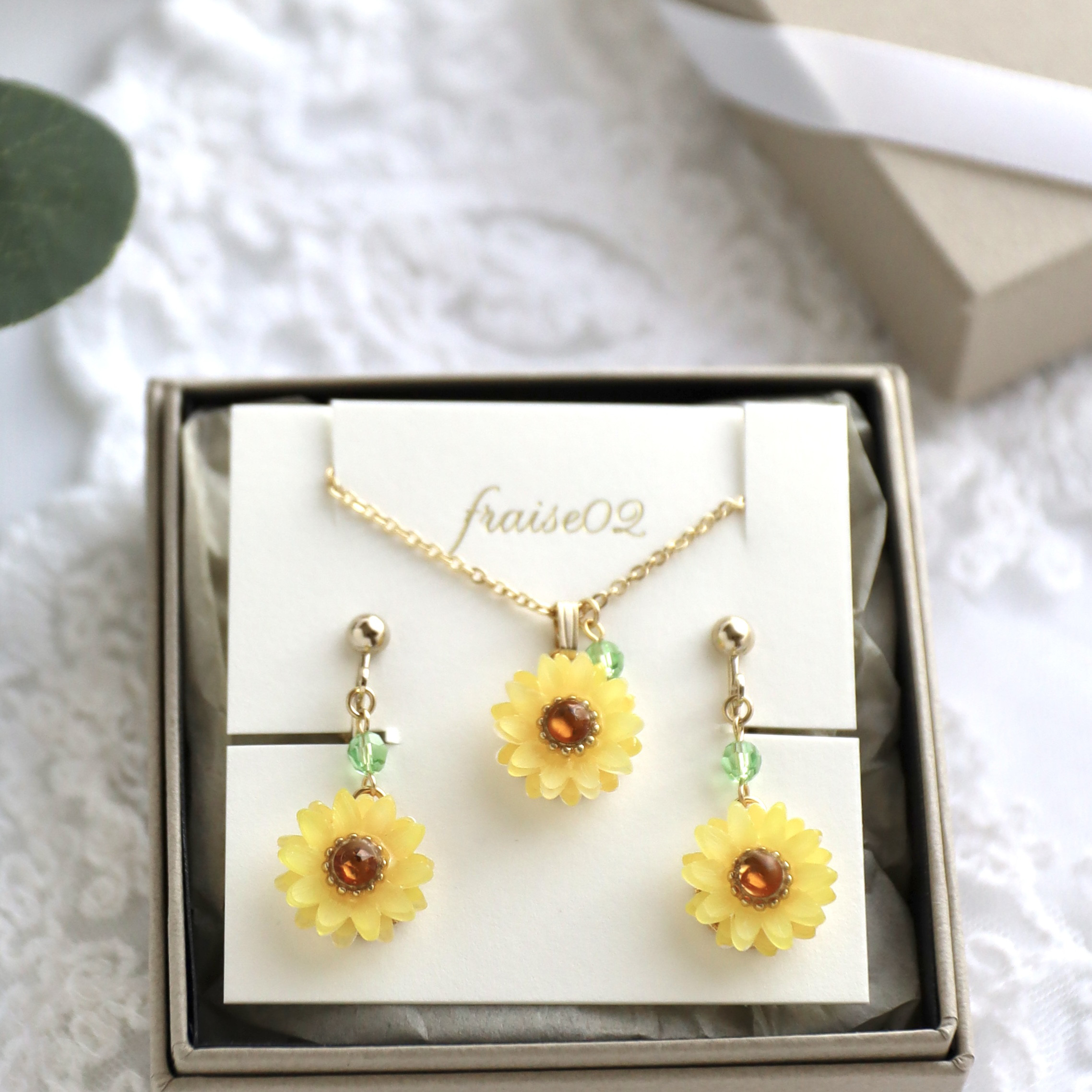 8月の誕生花×誕生カラーネックレスとピアス/イヤリングのセット（向日葵、ペリドットカラービジュー）