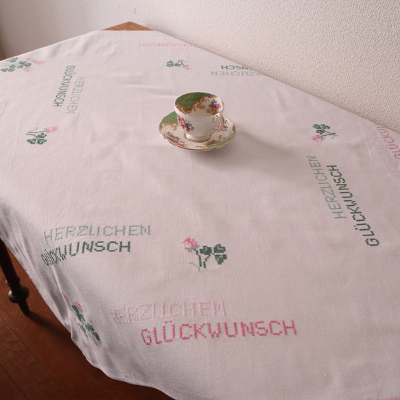 ドイツの手仕事/ピンクのお花・ハートの葉っぱ・ドイツ語おめでとうの手刺繍 生地・テーブルクロス　(ヴィンテージ) 7枚目の画像