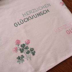 ドイツの手仕事/ピンクのお花・ハートの葉っぱ・ドイツ語おめでとうの手刺繍 生地・テーブルクロス　(ヴィンテージ) 15枚目の画像