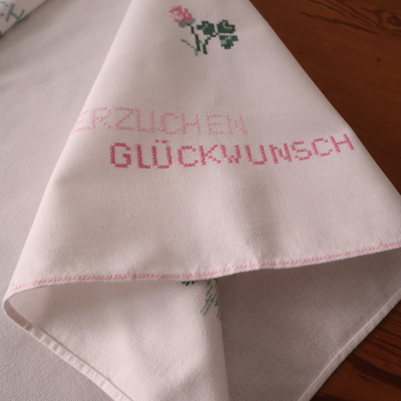 ドイツの手仕事/ピンクのお花・ハートの葉っぱ・ドイツ語おめでとうの手刺繍 生地・テーブルクロス　(ヴィンテージ) 14枚目の画像