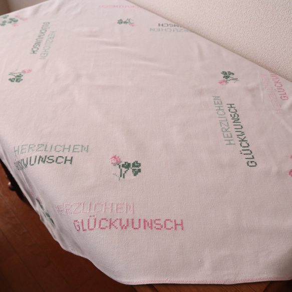 ドイツの手仕事/ピンクのお花・ハートの葉っぱ・ドイツ語おめでとうの手刺繍 生地・テーブルクロス　(ヴィンテージ) 6枚目の画像