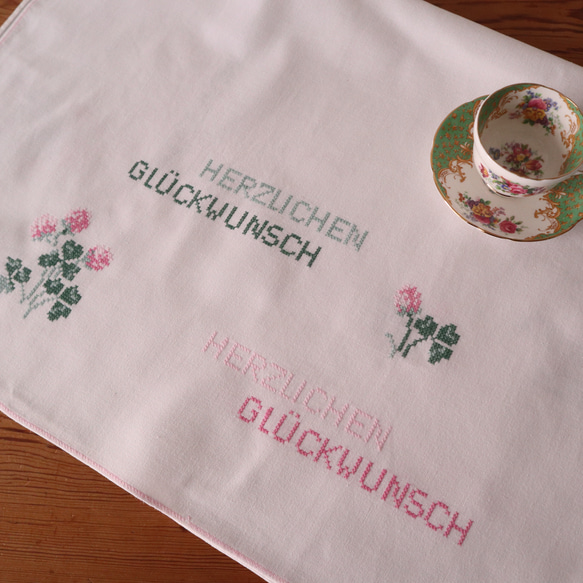 ドイツの手仕事/ピンクのお花・ハートの葉っぱ・ドイツ語おめでとうの手刺繍 生地・テーブルクロス　(ヴィンテージ) 10枚目の画像