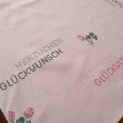 ドイツの手仕事/ピンクのお花・ハートの葉っぱ・ドイツ語おめでとうの手刺繍 生地・テーブルクロス　(ヴィンテージ) 5枚目の画像