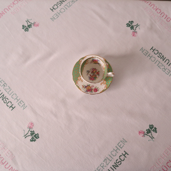 ドイツの手仕事/ピンクのお花・ハートの葉っぱ・ドイツ語おめでとうの手刺繍 生地・テーブルクロス　(ヴィンテージ) 9枚目の画像