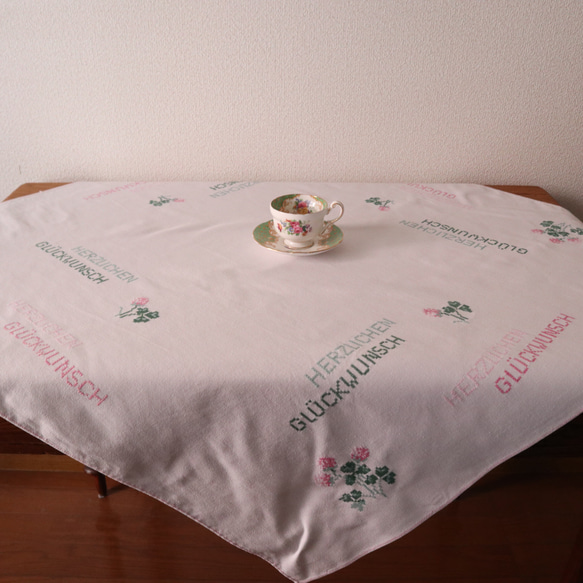 ドイツの手仕事/ピンクのお花・ハートの葉っぱ・ドイツ語おめでとうの手刺繍 生地・テーブルクロス　(ヴィンテージ) 8枚目の画像