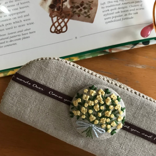モッコウバラ手刺繍 メガネスタンドで 心地よいお部屋に モッコウバラ手刺繍 メガネスタンドで 心地よいお部屋に