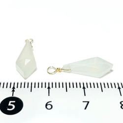 【天然石チャーム】ホワイトムーンストーン変形 ダイヤカット ２個 14kgf　ハンドメイド素材 4枚目の画像